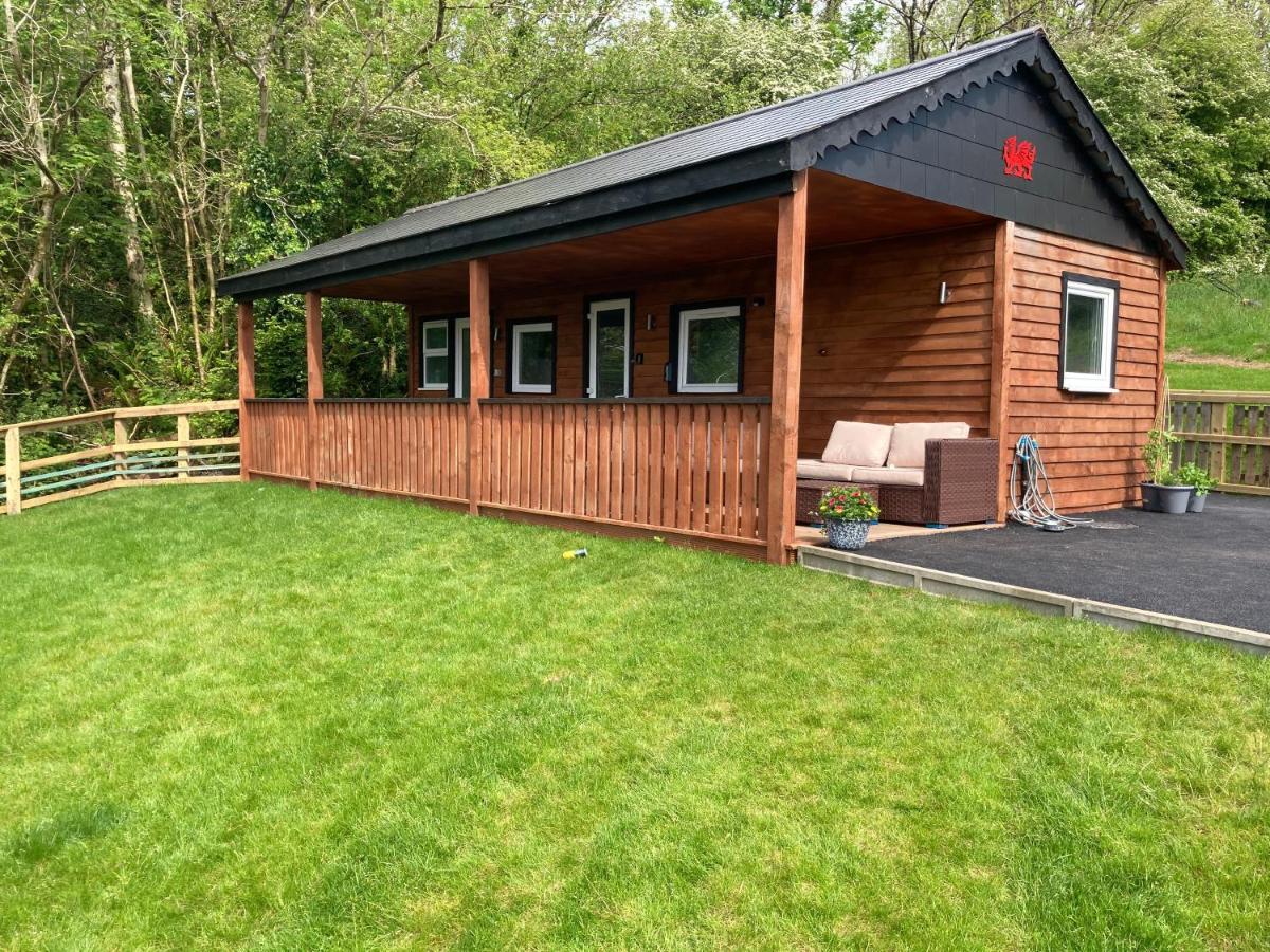 Kabin In The Woods Llandybie ภายนอก รูปภาพ