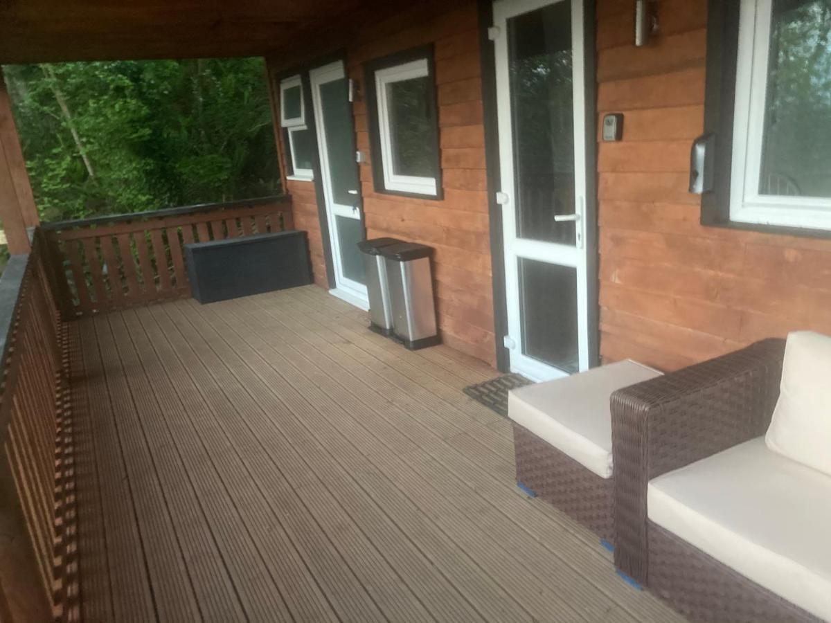 Kabin In The Woods Llandybie ภายนอก รูปภาพ