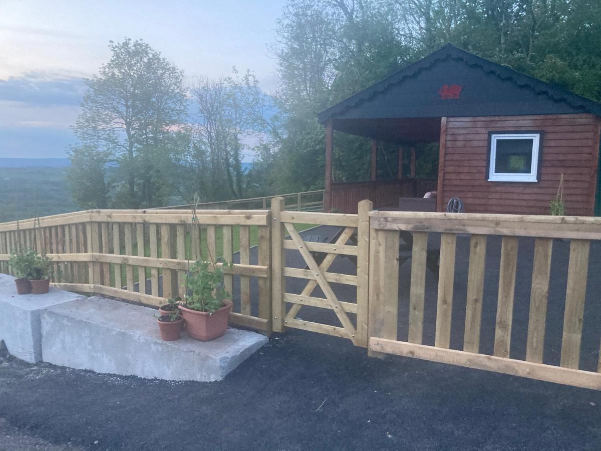 Kabin In The Woods Llandybie ภายนอก รูปภาพ