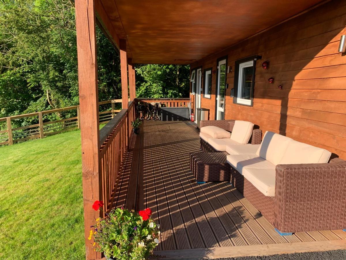 Kabin In The Woods Llandybie ภายนอก รูปภาพ