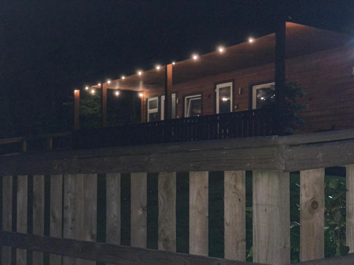 Kabin In The Woods Llandybie ภายนอก รูปภาพ