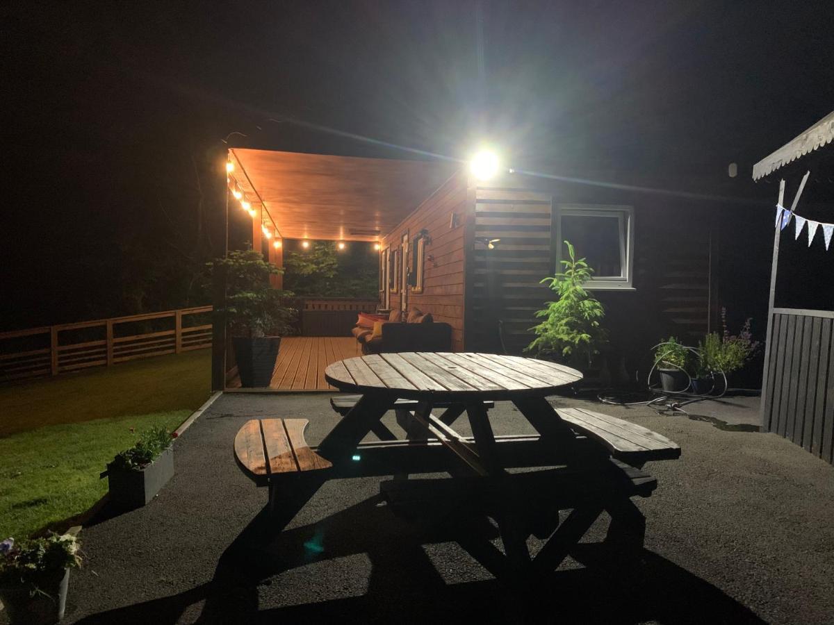 Kabin In The Woods Llandybie ภายนอก รูปภาพ