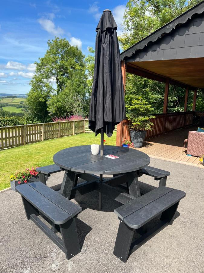 Kabin In The Woods Llandybie ภายนอก รูปภาพ