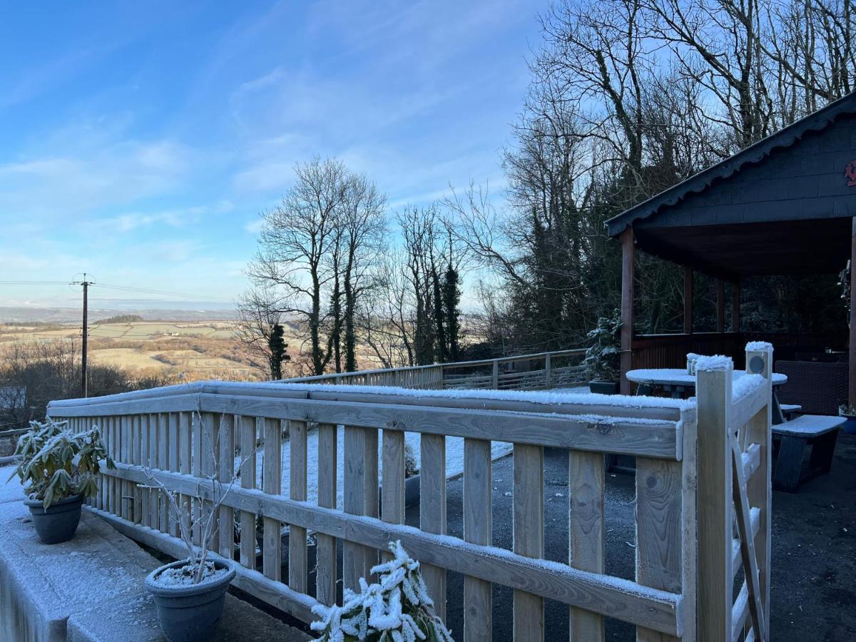 Kabin In The Woods Llandybie ภายนอก รูปภาพ
