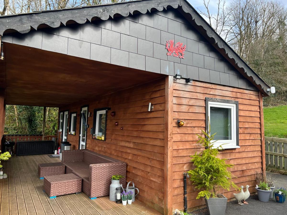 Kabin In The Woods Llandybie ภายนอก รูปภาพ