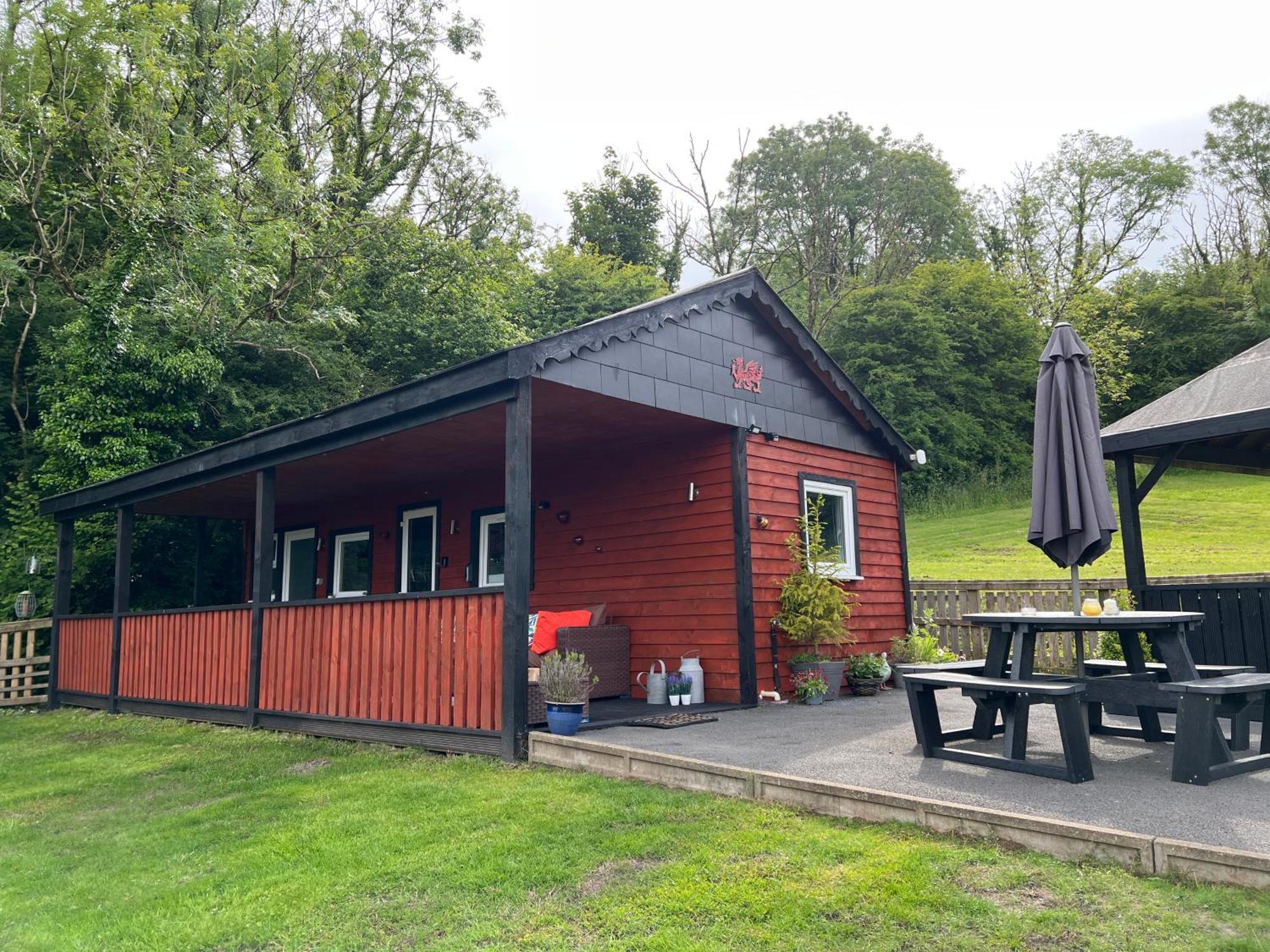 Kabin In The Woods Llandybie ภายนอก รูปภาพ